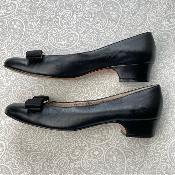 Salvatore Ferragamo Firenze black flats w/bows. EUC - Picture 4 of 11